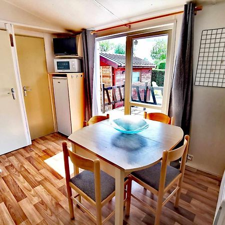 A Deux Pas Du Lac Hotel Ardres Ngoại thất bức ảnh