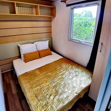 A Deux Pas Du Lac Hotel Ardres Ngoại thất bức ảnh
