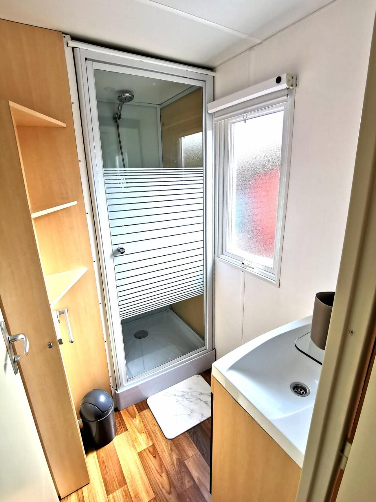 A Deux Pas Du Lac Hotel Ardres Ngoại thất bức ảnh