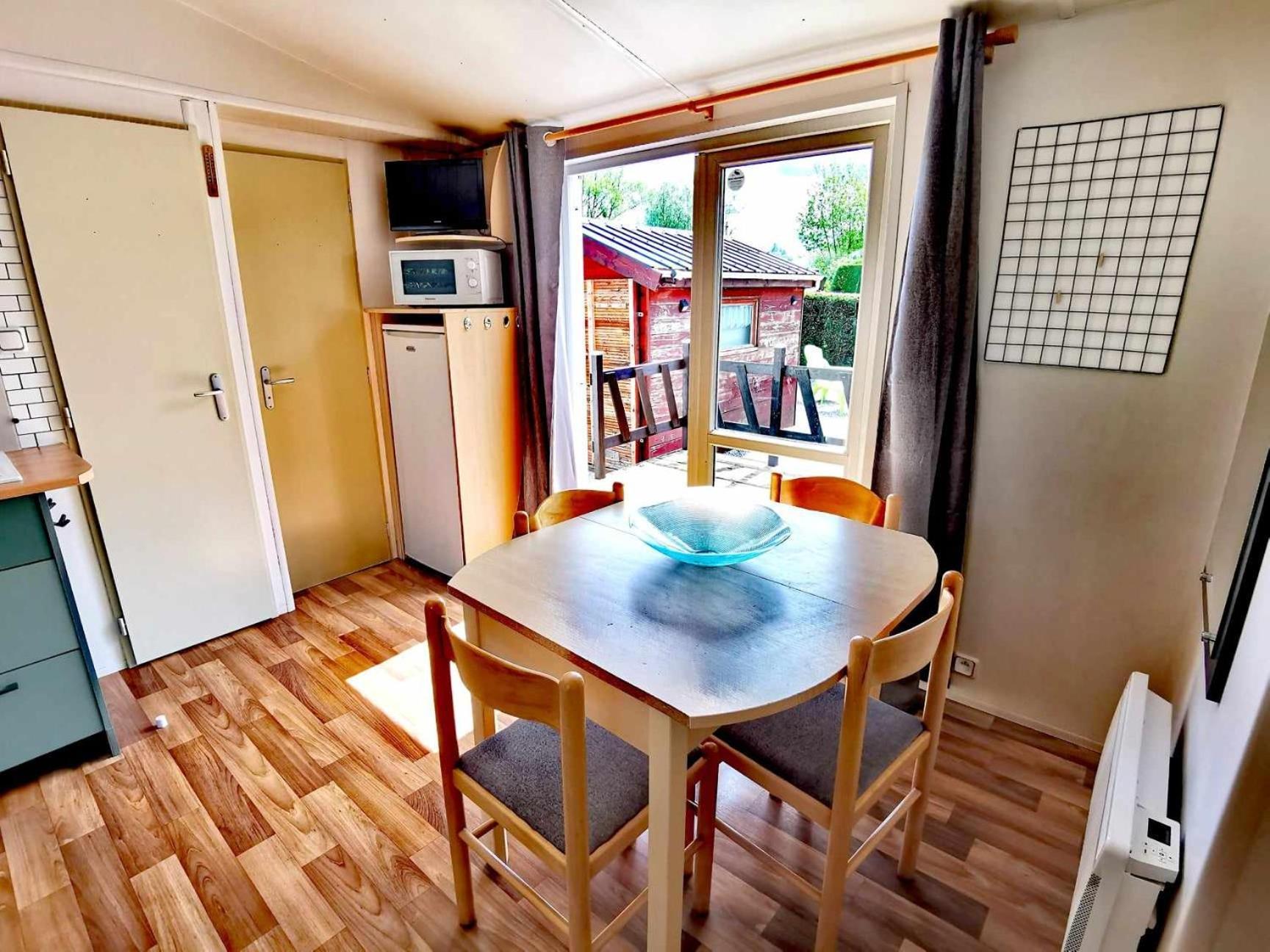 A Deux Pas Du Lac Hotel Ardres Ngoại thất bức ảnh