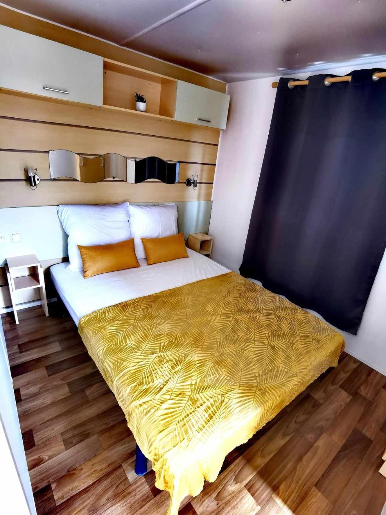 A Deux Pas Du Lac Hotel Ardres Ngoại thất bức ảnh