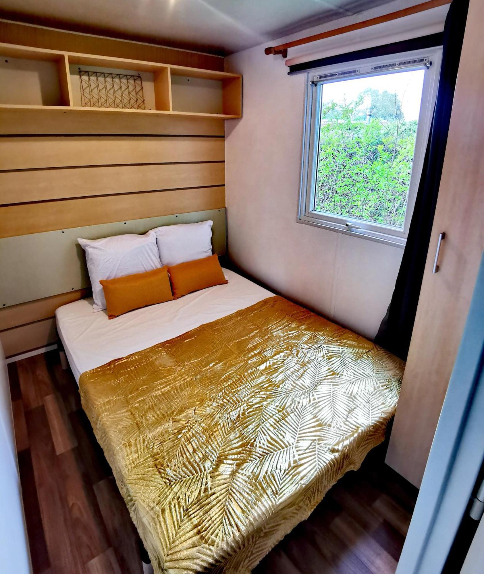 A Deux Pas Du Lac Hotel Ardres Ngoại thất bức ảnh